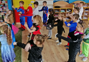 Dzieci tańczą macarenę